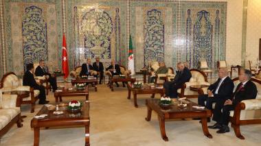 Les entretiens entre le président Tebboune et son homologue turc élargis aux deux délégations