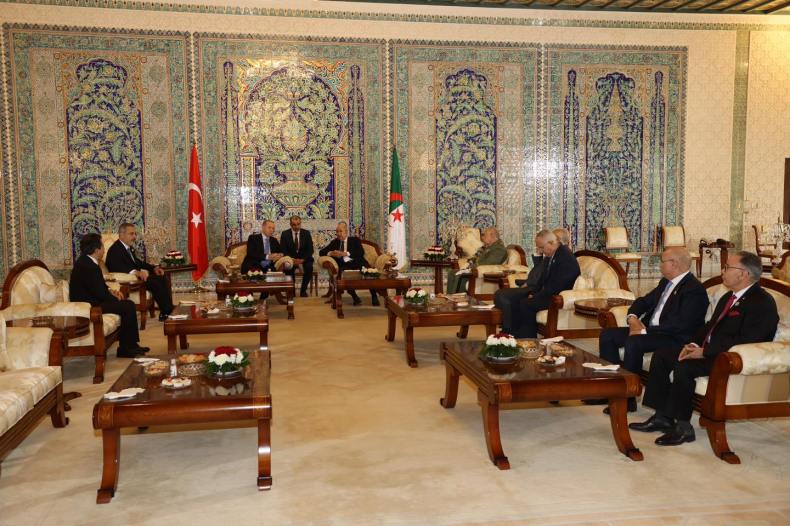 Les entretiens entre le président Tebboune et son homologue turc élargis aux deux délégations