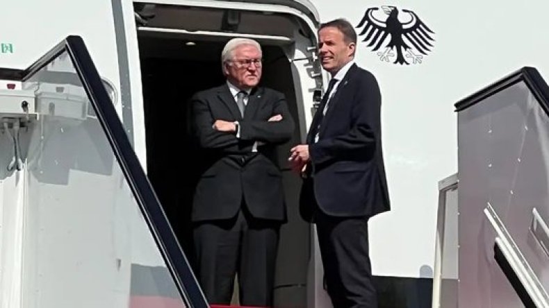 الرئيس الألماني ينتظر بالطائرة نصف ساعة قبل استقباله في الدوحة (فيديو)