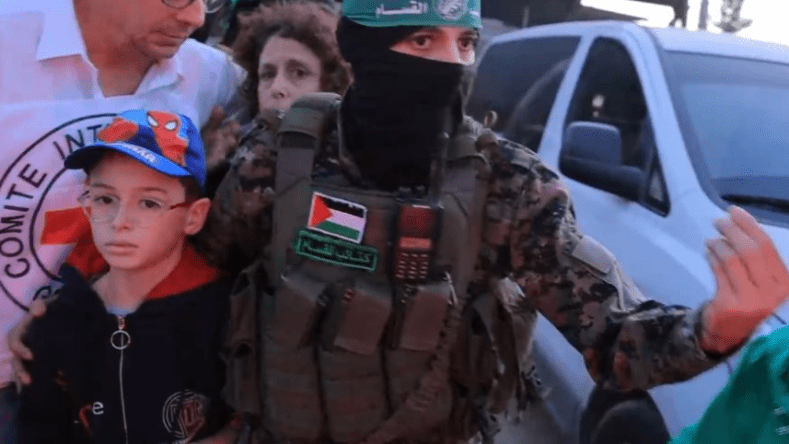 عنصر من كتائب القسام يثير جدلا بعيونه ويديه.. هل كانت أنثى؟