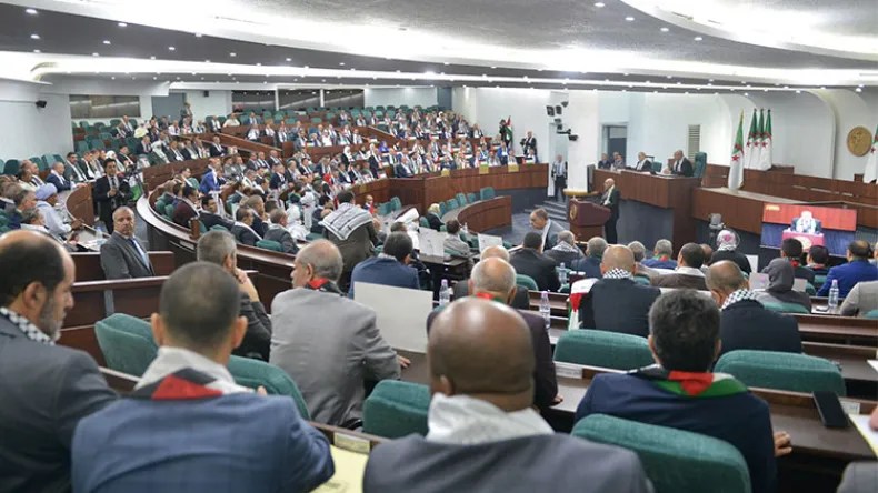 Projet de loi presse écrite et électronique: libérer les médias de “l’emprise de l’argent”