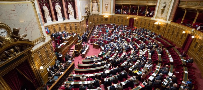 Immigration: le Sénat français durcit les conditions du “regroupement familial”