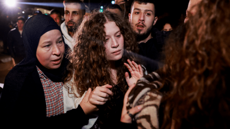 عهد التميمي تغادر سجون الاحتلال.. وهذا ما قالته بشأن اختطاف النساء وتهديدها بأبيها! (فيديو)