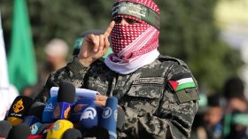 “رقصة الحرية” و”كوفية أبو عُبيدة”.. تغزوان المدارس والملاعب