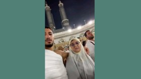 بن رحمة يُرمّم معنوياته بِعُمرة مع والدته