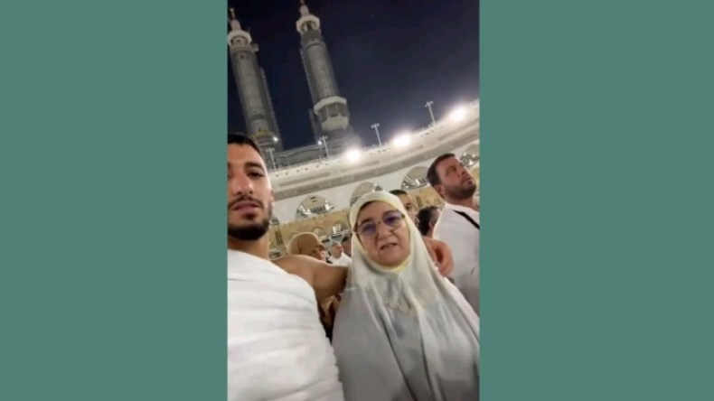 بن رحمة يُرمّم معنوياته بِعُمرة مع والدته