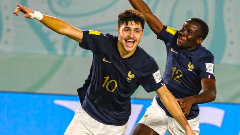 لاعب من أصل جزائري يقود أشبال فرنسا إلى نهائي المونديال