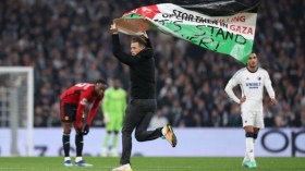 بِالفيديو: مُشجّع يجلد الصّهاينة في مباراة لِرابطة أبطال أوروبا