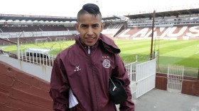 واجه “الخضر” سابقا.. لاعب أرجنتيني يعمل سائق سيارة أجرة