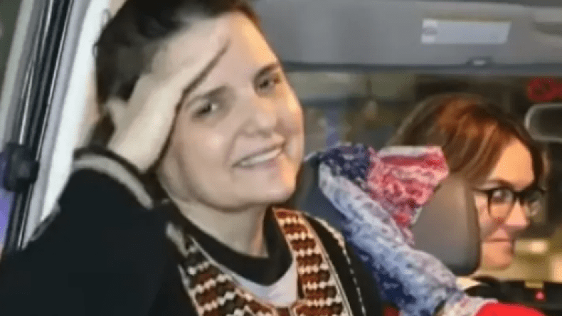 بالفيديو.. أسيرة إسرائيلية توجه التحية العسكرية لمقاتلي القسام لحظة الإفراج عنها