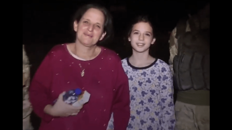 شاهد.. كيف ودعت رهينة وابنتها مقاوم القسام أثناء الإفراج عن الدفعة الثانية!