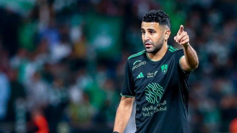 بِالفيديو: ما هذا الدّواء الذي استعمله محرز قبيل انطلاق المباراة؟