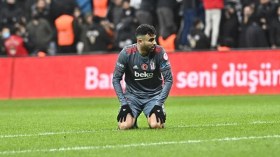 بِالفيديو: غزال يُصاب بعد 5 دقائق فقط والمدرب يقول إنّه خرج باكيا