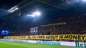 سبائك ذهبية وأوراق نقدية غضبا من الاتحاد الأوروبي