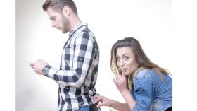 حين تداعب اليد الناعمة الجيوب