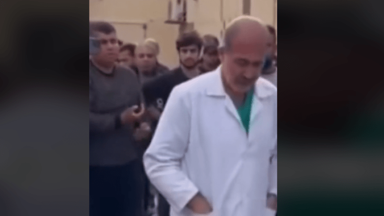 “وفاة طفل أثناء إجراء عملية بتر من دون تخدير”.. ما قصة فيديو بكاء الطبيب؟