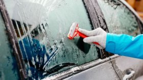 أطفال أفارقة يتنافسون لمسح زجاج السيارات