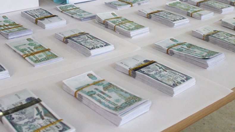 مغترب يتزعم عصابة أغرقت السوق بأوراق نقدية مزورة!