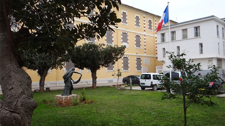 السفارة الفرنسيّة تستفزّ  ذاكرة الجزائريين بخيانة “الحركى”