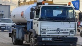 Les premiers camions de carburant entrent dans la bande de Ghaza en vertu de l’accord de trêve