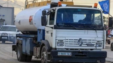 Les premiers camions de carburant entrent dans la bande de Ghaza en vertu de l’accord de trêve