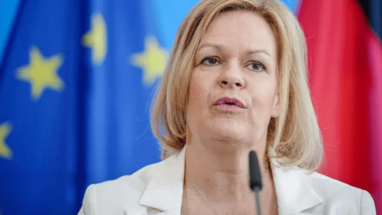 وزيرة ألمانية تنفث سمومها على حركة حماس وتتخذ إجراءات ضدها!