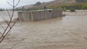 وفاة شخصين جراء سيول الأمطار وإنقاذ عالقين