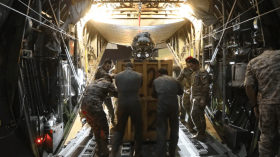 المملكة الأردنية تنزل مساعدات طبية بالمظلات لمستشفى بغزة