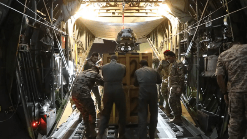 المملكة الأردنية تنزل مساعدات طبية بالمظلات لمستشفى بغزة