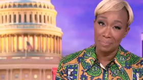 مذيعة أمريكية تفجر الجدل: ما دمنا ندفع ثمن القنابل فمن حقنا أن نسأل!