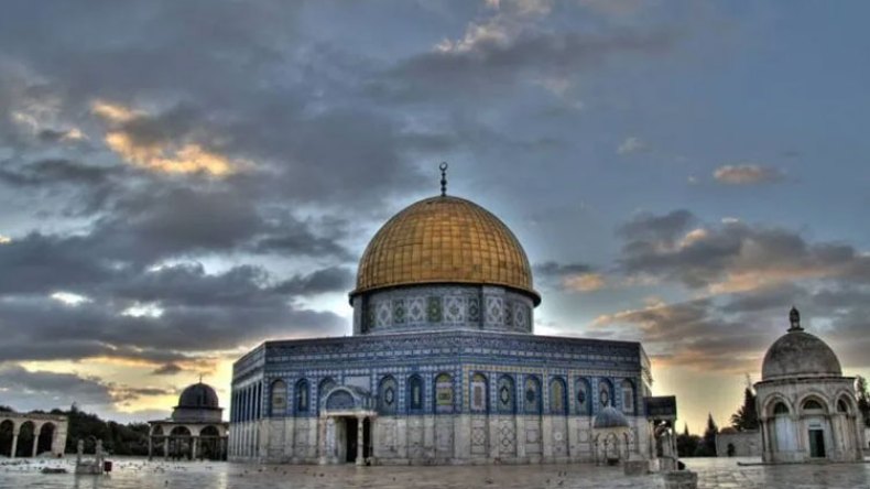 دينان: صَالبٌ ومَصْلوبٌ ضد الإسلام