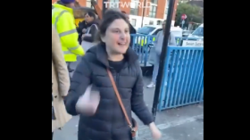 بالفيديو.. شابة بريطانية تعتدي على المناصرين لغزة في شوارع لندن