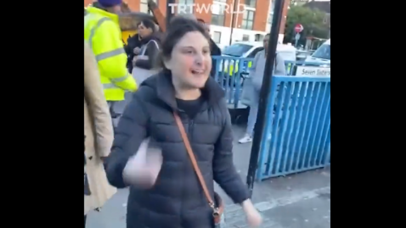 بالفيديو.. شابة بريطانية تعتدي على المناصرين لغزة في شوارع لندن