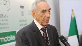 الموت يغيب “شيخ النقاد” عبد المالك مرتاض عن 88 عاما