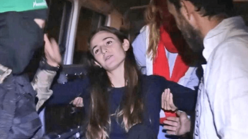 أسيرة إسرائيلية تتصدر الترند بطريقة وداعها للقسامي.. هل هو الحب في زمن الحرب؟ (فيديو)