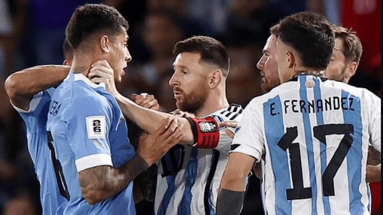 بالفيديو.. ميسي يشارك في شجار عنيف بعد سقوط الأرجنتين أمام أوروغواي