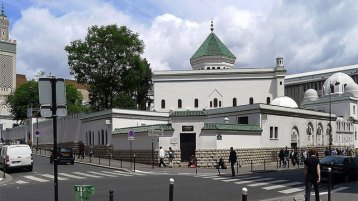 المسْجِدُ الحزين يَتَخَلَّى عن فلسطين