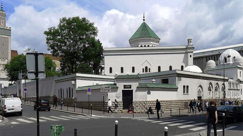 المسْجِدُ الحزين يَتَخَلَّى عن فلسطين