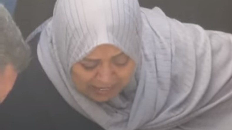 فيديو مؤثر لأم فلسطينية وهي تودع ابنها الشهيد.. شاهد ما قالته!