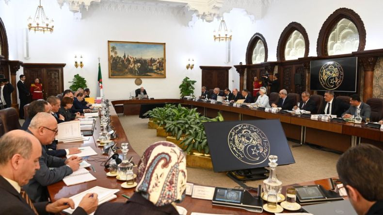 الرئيس تبون يشدد على مراعاة طرق التسيير الحديثة في فتح رأسمال البنكين العموميين