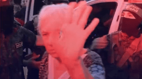 “العجائز يجلطن نتنياهو”.. فيديو لأسيرة مفرج عنها تلوح بيدها أثناء مغادرة غزة!