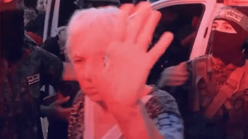 “العجائز يجلطن نتنياهو”.. فيديو لأسيرة مفرج عنها تلوح بيدها أثناء مغادرة غزة!