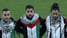 لاعبو المنتخب الفلسطيني يدخلون الميدان بالكوفية في تصفيات المونديال