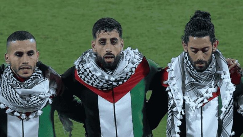 لاعبو المنتخب الفلسطيني يدخلون الميدان بالكوفية في تصفيات المونديال