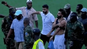 انفلات جماهيري بسبب صلاح في مباراة سيراليون (فيديو)