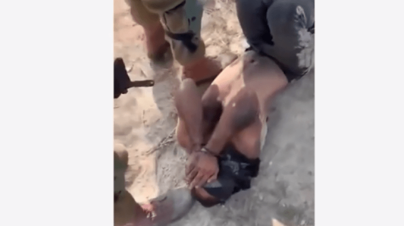 مقاطع صادمة لجنود صهاينة وهم يستمتعون بتعذيب معتقلين فلسطينيين!