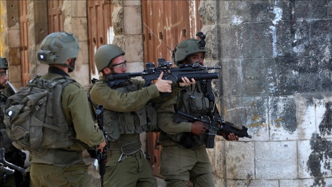 شاهد.. هكذا استخدم جيش الاحتلال معتقلا فلسطينيا كدرع بشري