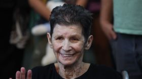 مسنة إسرائيلية مفرج عنها تكشف تفاصيل لقاء السنوار بالأسرى وتقارير عبرية تحرّف كلامها!