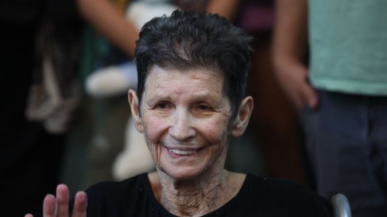 مسنة إسرائيلية مفرج عنها تكشف تفاصيل لقاء السنوار بالأسرى وتقارير عبرية تحرّف كلامها!