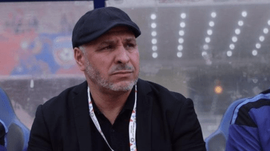 نور الدين زكري في طريقه لتدريب فريق الشباب السعودي